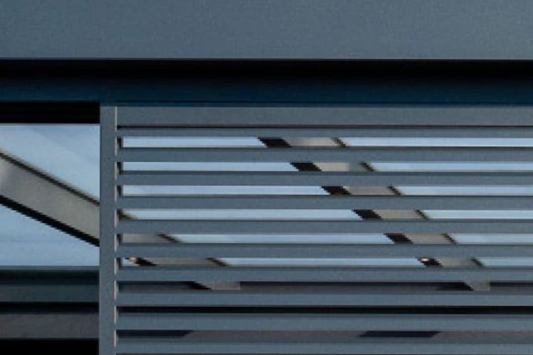 Detail van een antraciet lamellenwand met horizontale lamellen