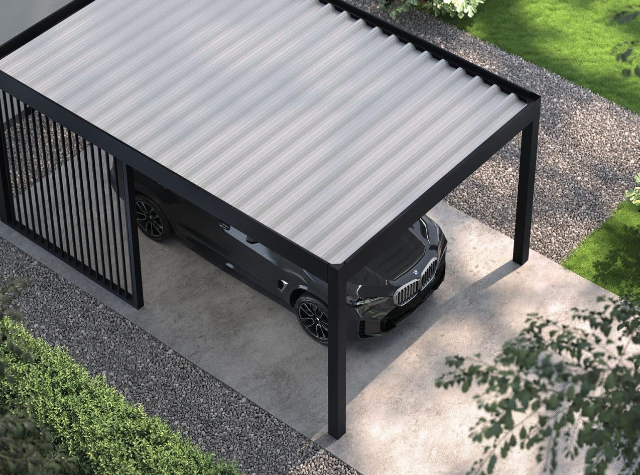 Zwarte carport met stalen dak van bovenaf gezien, met een auto op een betonnen oprit