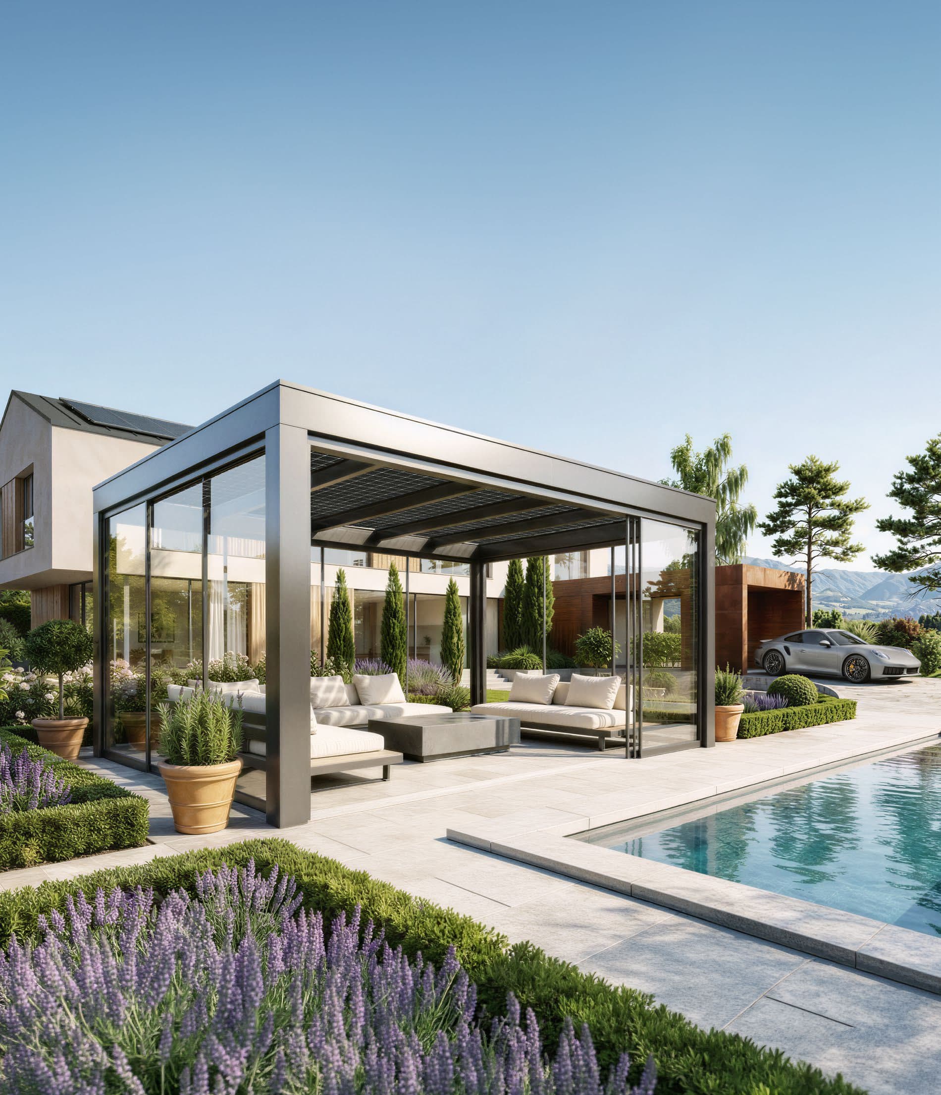 Vrijstaande aluminium overkapping met zonnepanelen in het dak boven een loungeset naast een zwembad
