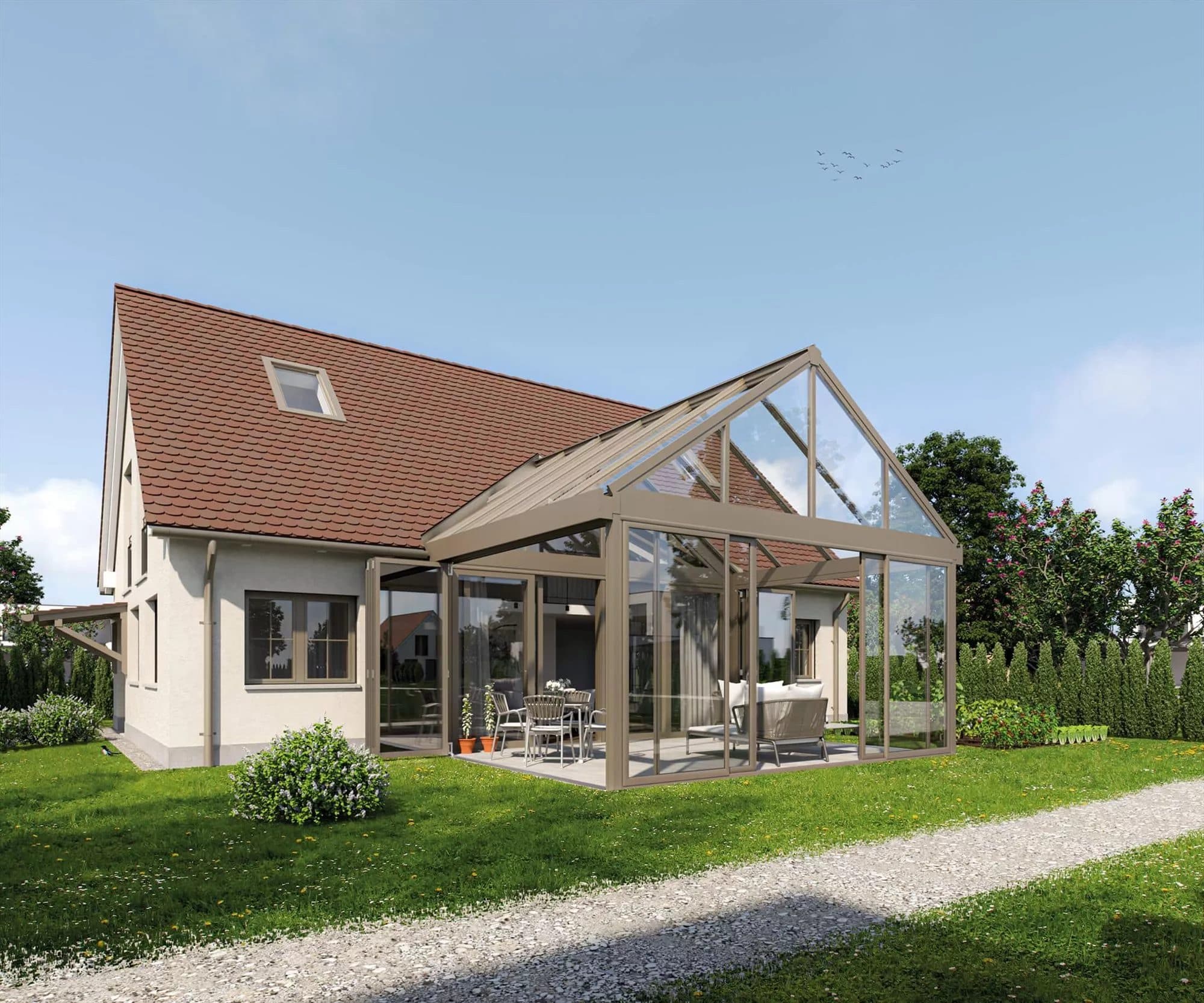 Glazen aanbouw met zadeldak in een bronzen kleur tegen een witte woning met rood pannendak