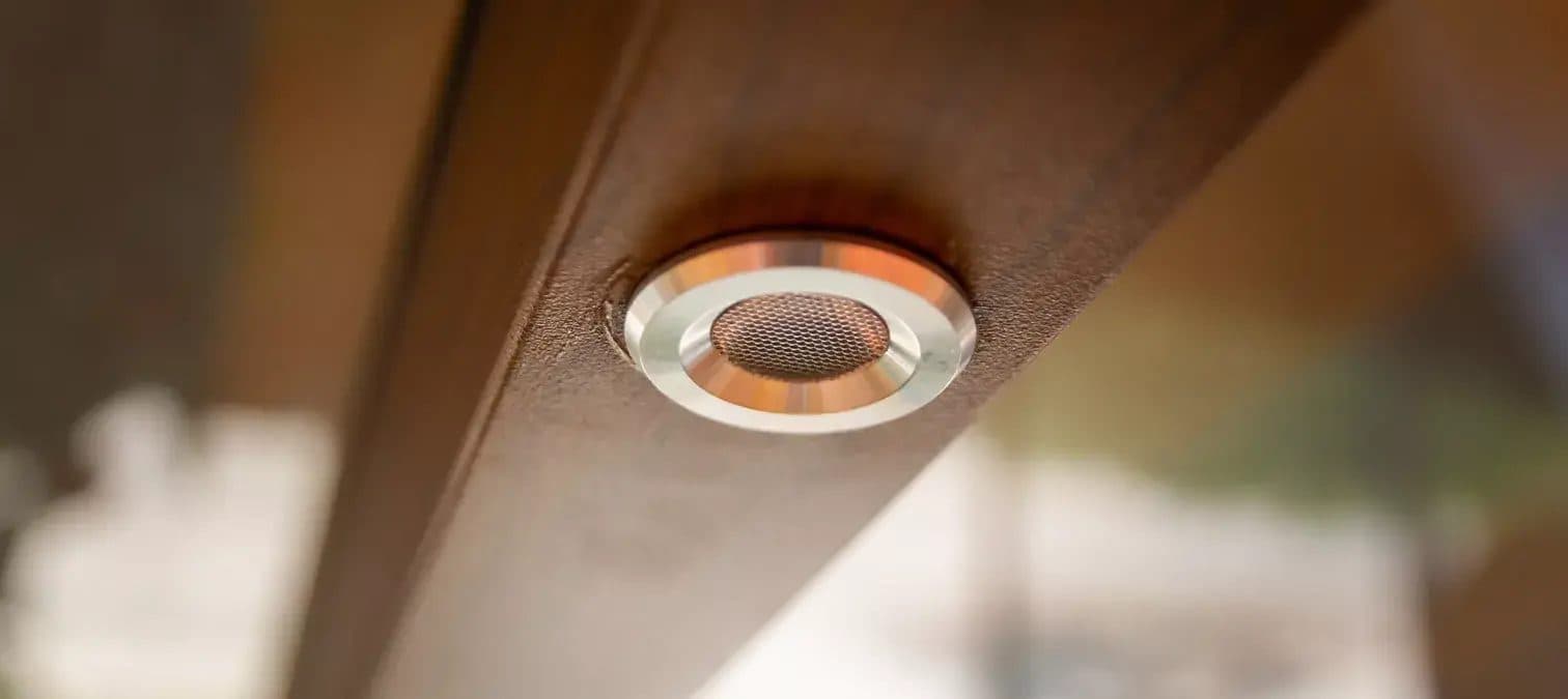 Close-up van een brandende ledspot in een dakprofiel