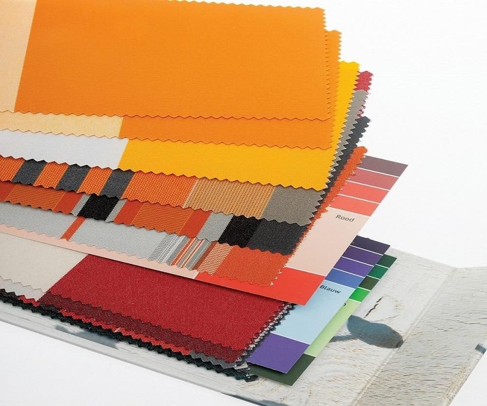 Doekstalen voor markiezen in oranje, rood, grijs en paars, uitgewaaierd op tafel