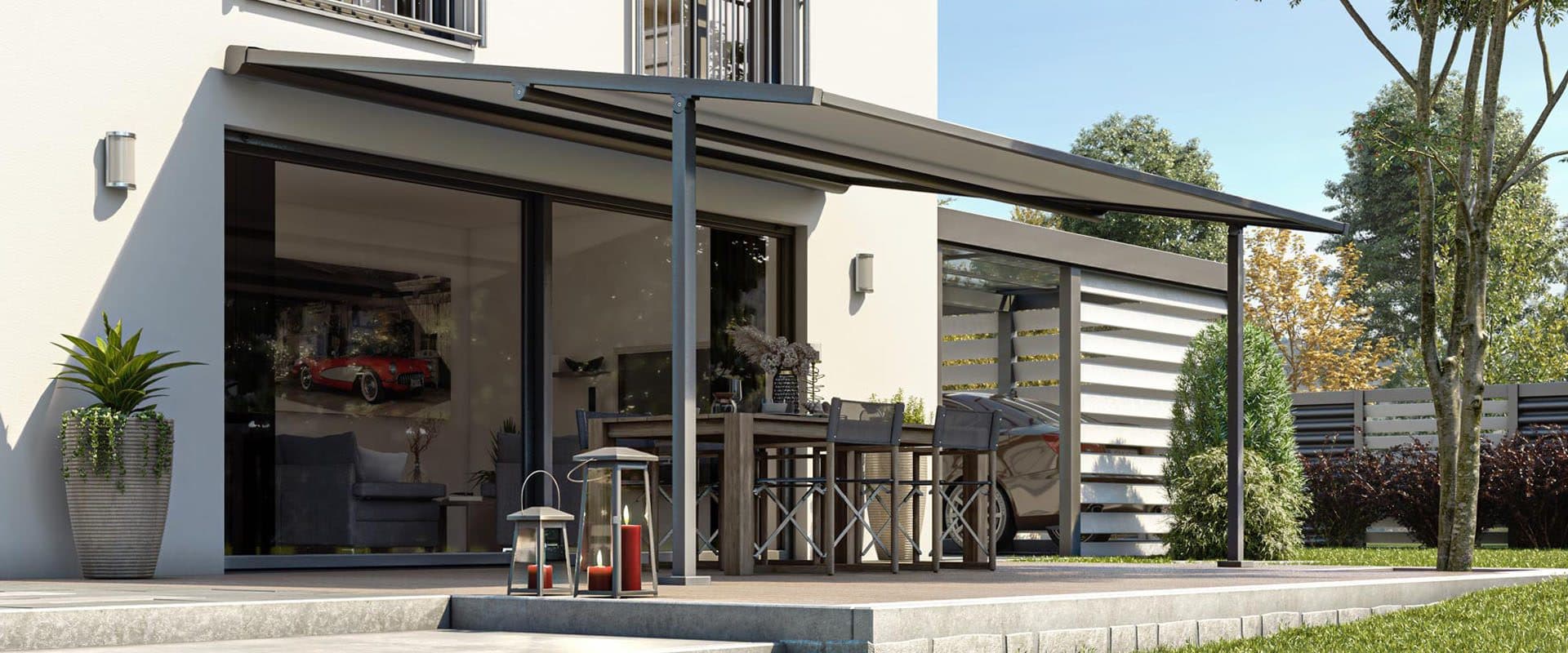 Antraciet pergola met doek tegen een witte woning, met eethoek op het terras